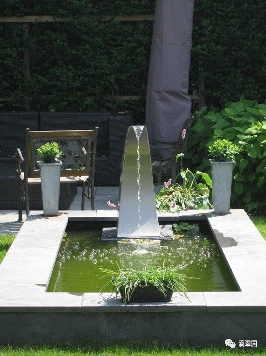 由耐用的玻璃纤维材料制成的现代花园喷泉非常受欢迎,因为它们非常