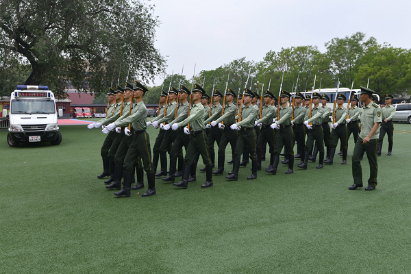 国旗护卫队官兵英姿飒爽的分列式表演