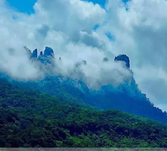 她三面群山环抱,有保存较为完整的热带雨林和良好的生态环境,七仙岭属