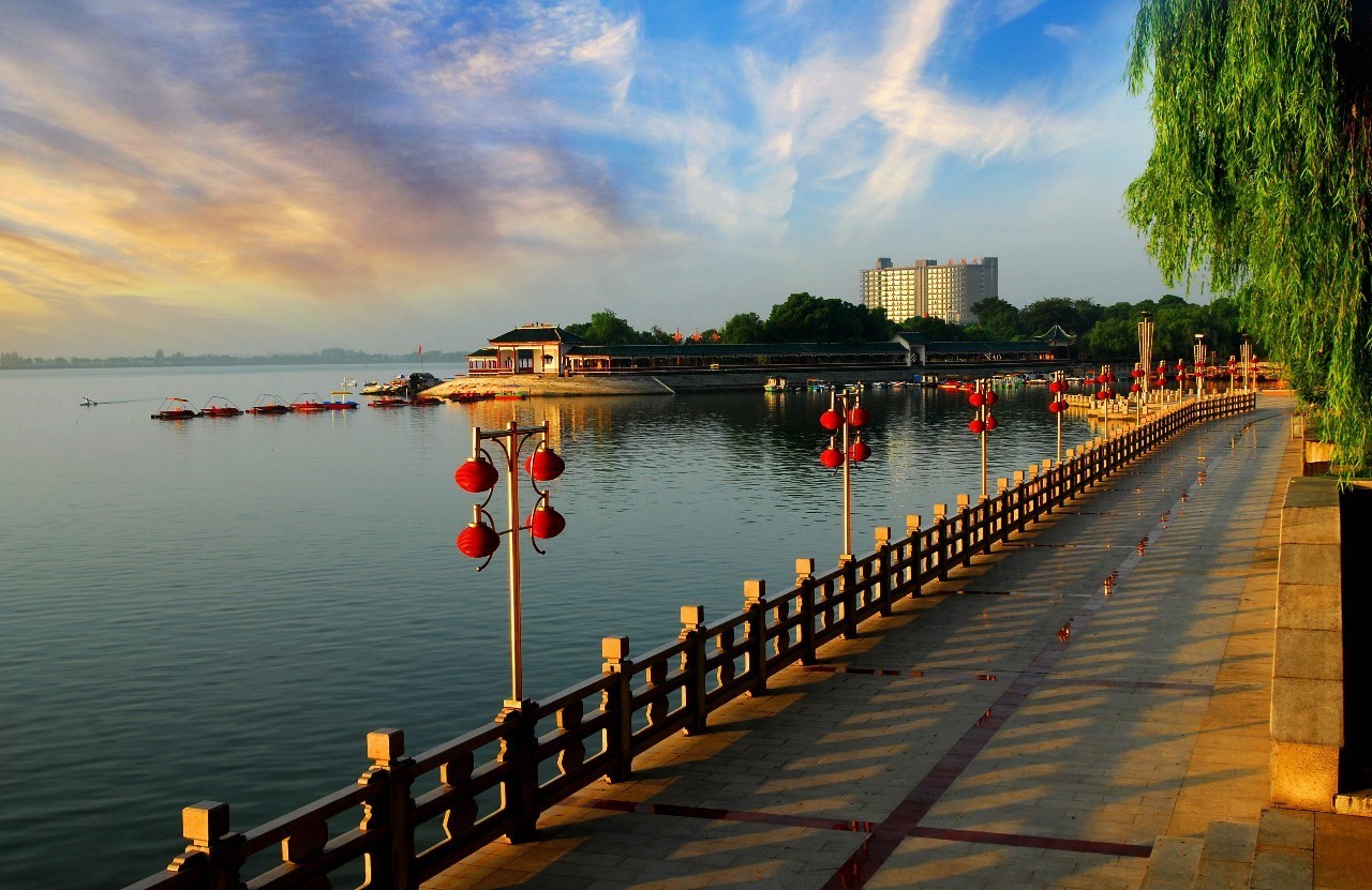 保利·中央公园,坐落于国家4a级风景区柳叶湖旁, 开窗尽揽无限湖光