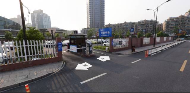 有关部门还将在市民之家附近建造立体停车库,待建成后实行交通智能