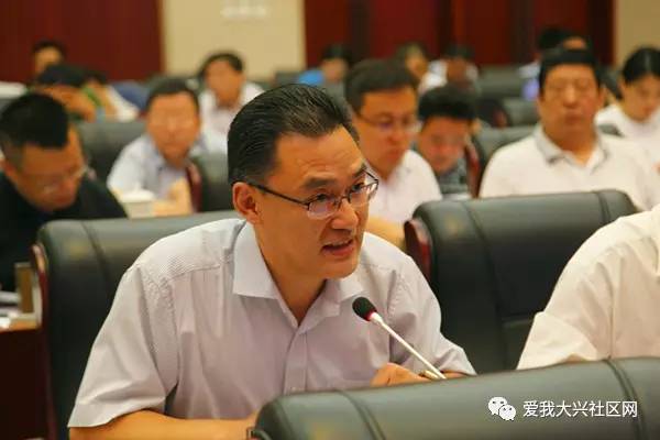 区人民法院院长何马根列席会议(下图 区人民检察院检察长杨永华报告