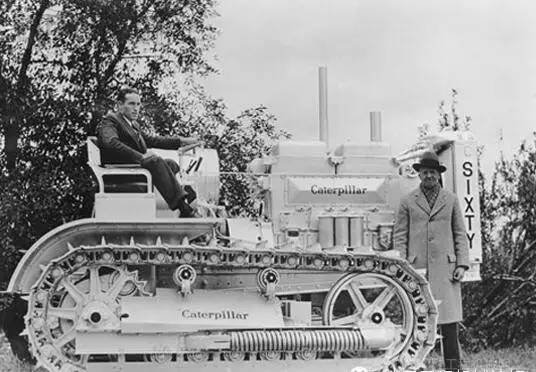 卡特彼勒第一台以柴油机为动力的拖拉机
