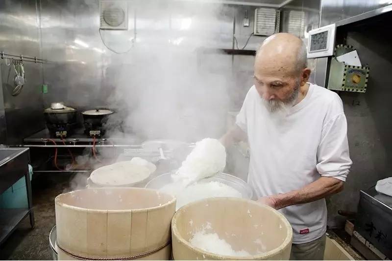 86岁的煮饭仙人,他的大阪食堂是粉丝朝圣地