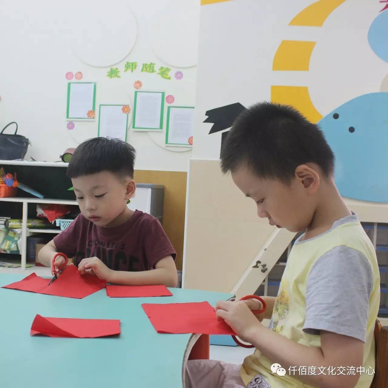 幼儿园老师陪小朋友一起度过快乐的剪纸时光 一边剪一边说怎么剪 小