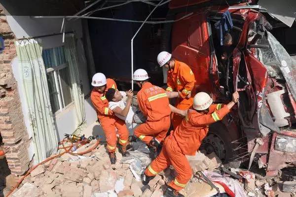 宾川:直击观音箐车祸事故救援现场