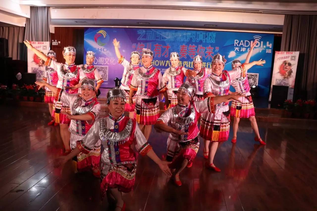 八号李金胜团队的集体舞音乐《多嘎多耶》是一首侗族风的歌曲,意思是"