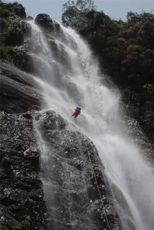 5折抢!世外桃源双人独栋别墅 泡树上温泉 玩森林滑道 天门沟门票!