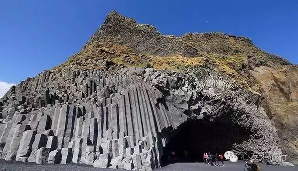 这种地质结构叫做柱状节理,是火山熔岩遇海水冷却凝固过程中收缩而成