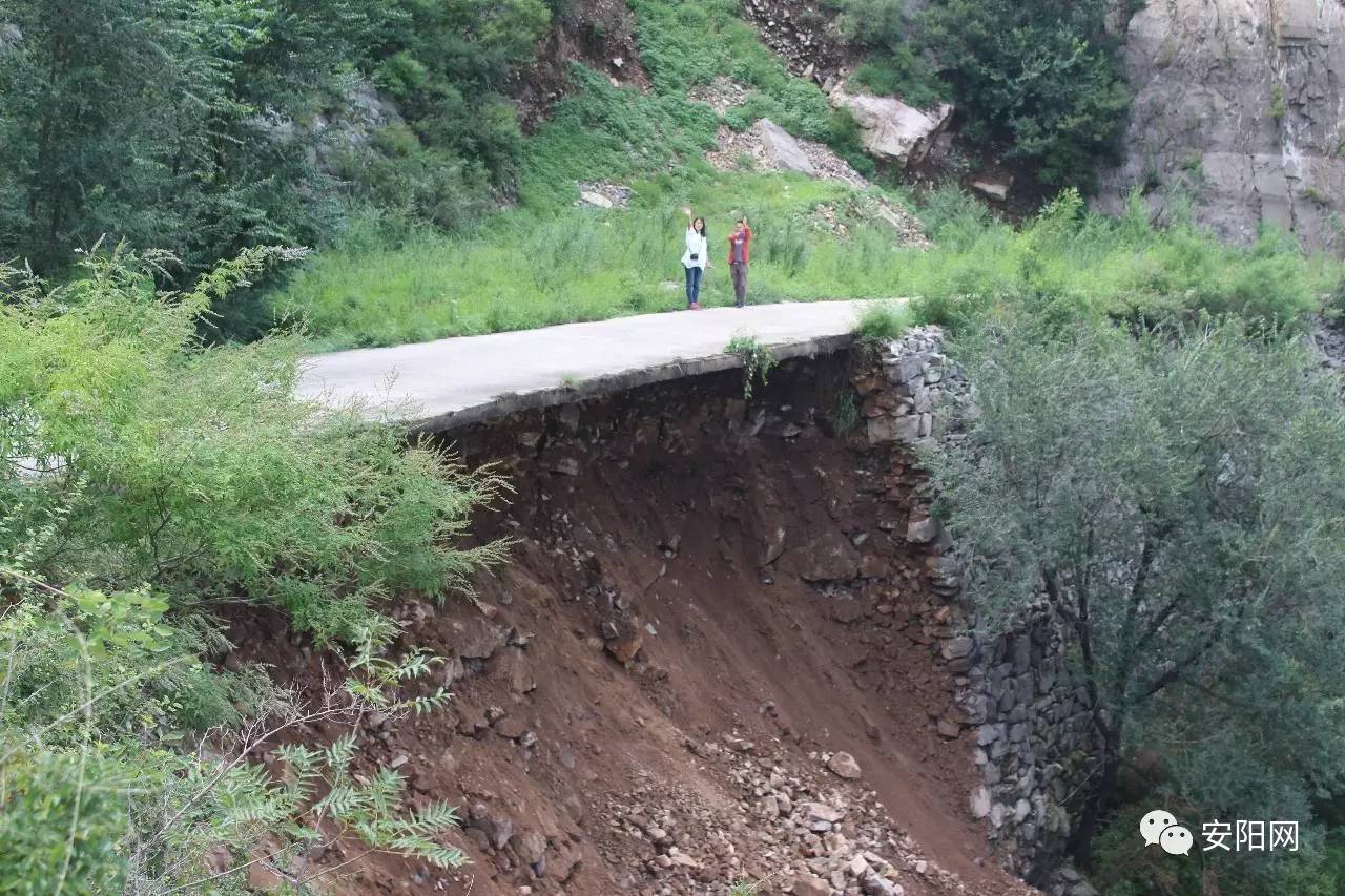 林州:龙泉村山路塌方,车辆行人注意安全!