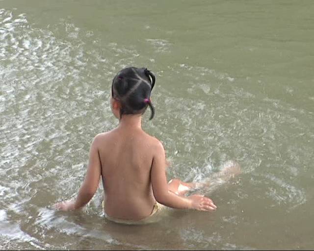 住柳州市穿山镇龙平村的8岁女孩小韦像往常一样到村子周边的小河游泳