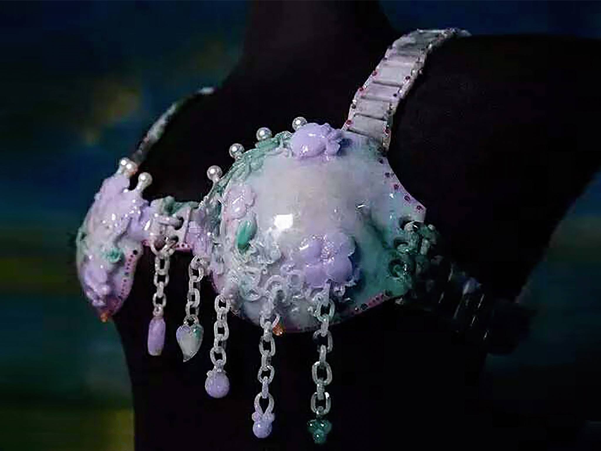 玉石品牌内衣_超模展示3900颗宝石天价 幻想奇迹胸罩
