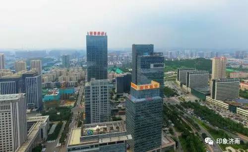震撼航拍!济南奥体片区超级高层建筑群落及东荷西柳