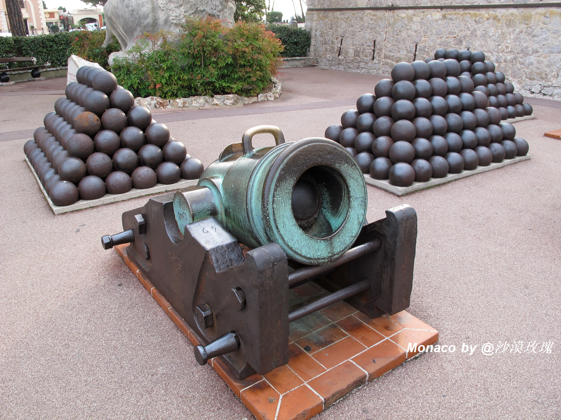 王宫一侧的小广场上,还有古代的大炮与炮弹,默默守护了王宫几个世纪