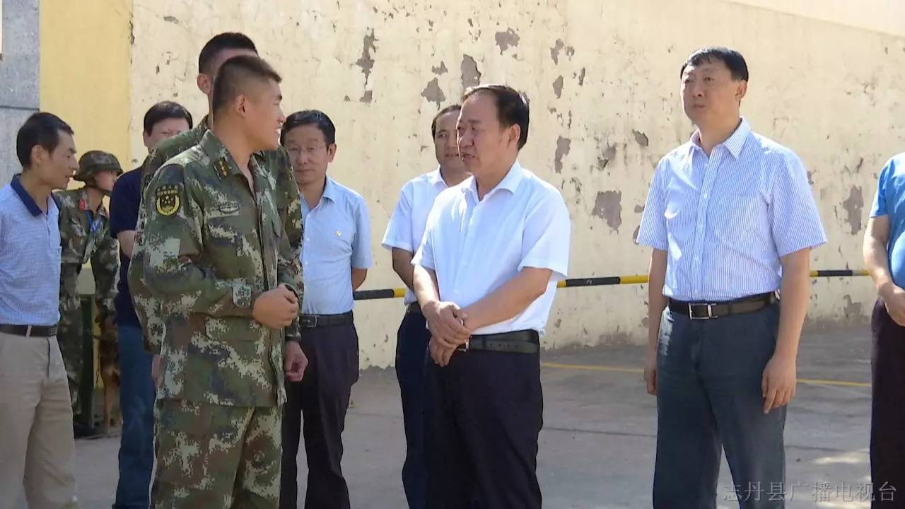 县消防大队官兵及老红军苗巨民,现役军人刘浩戈家属,为他们送去了慰问