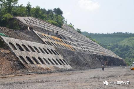 路基防护:(1) 龙坡路基填方段右幅完成1-5级衬砌拱护坡防护,挖方段左