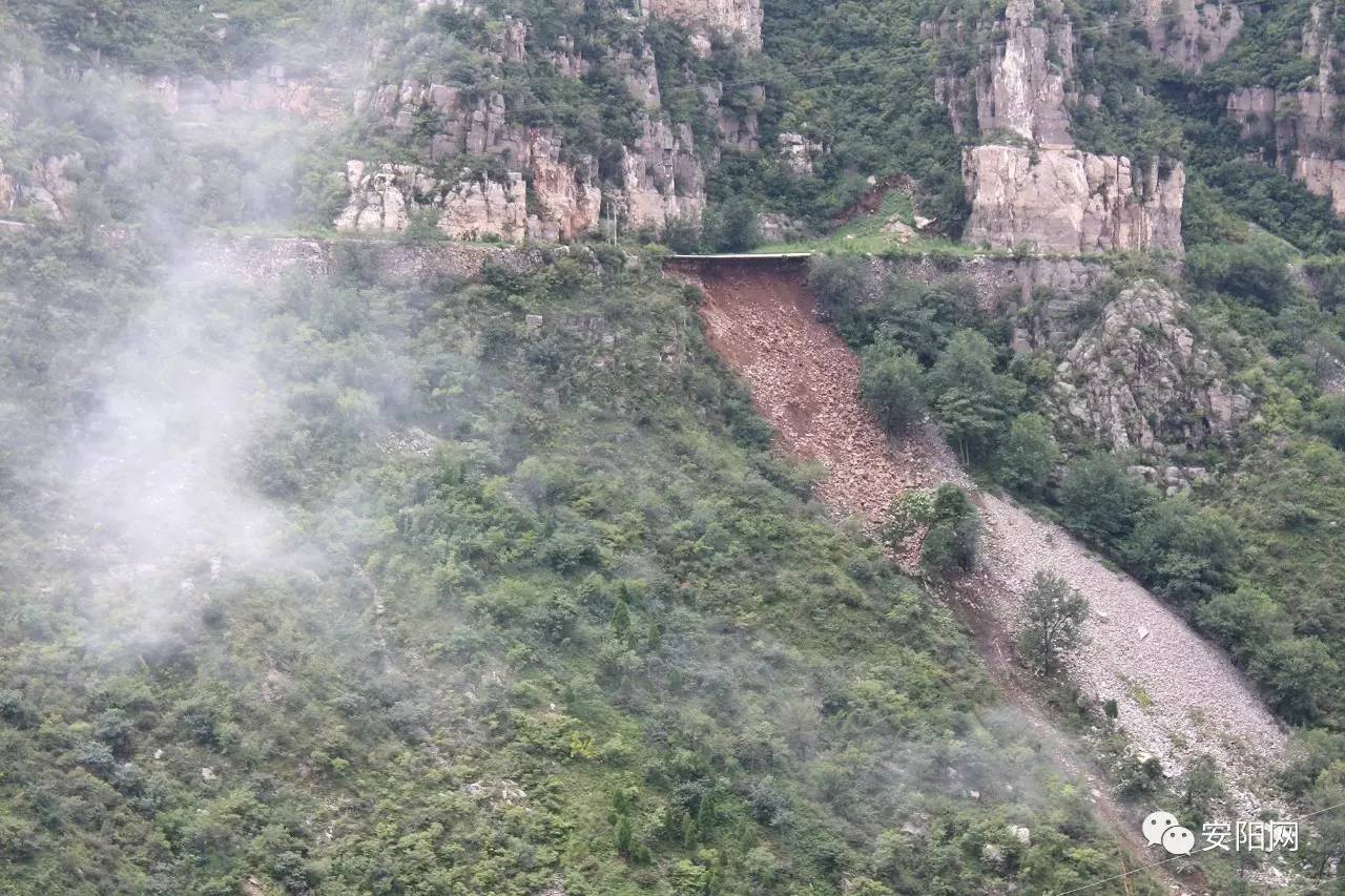 林州:龙泉村山路塌方,车辆行人注意安全!