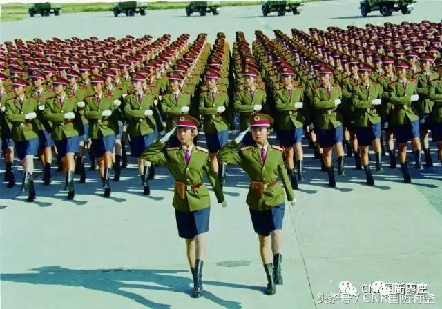 着87式军服受阅的女兵方队