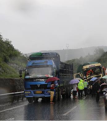 云南楚大高速因下雨路滑发生多车追尾事故,一名驾驶员左脚卡住无法