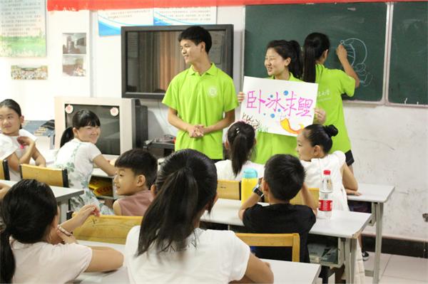 河南财法大学志愿者走进爱心课堂筑梦孩子成长