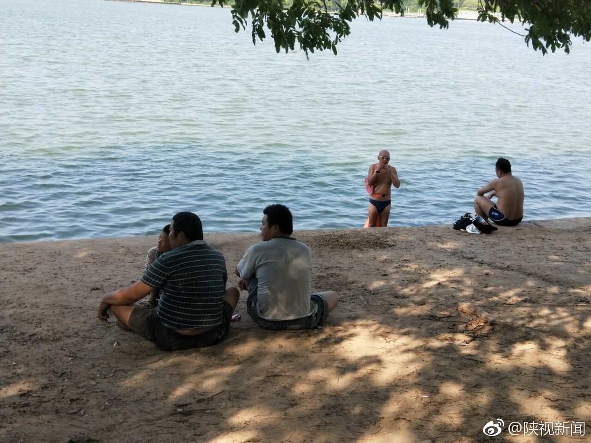 西安灞河内野泳人数不减 村民:会游泳就不危险