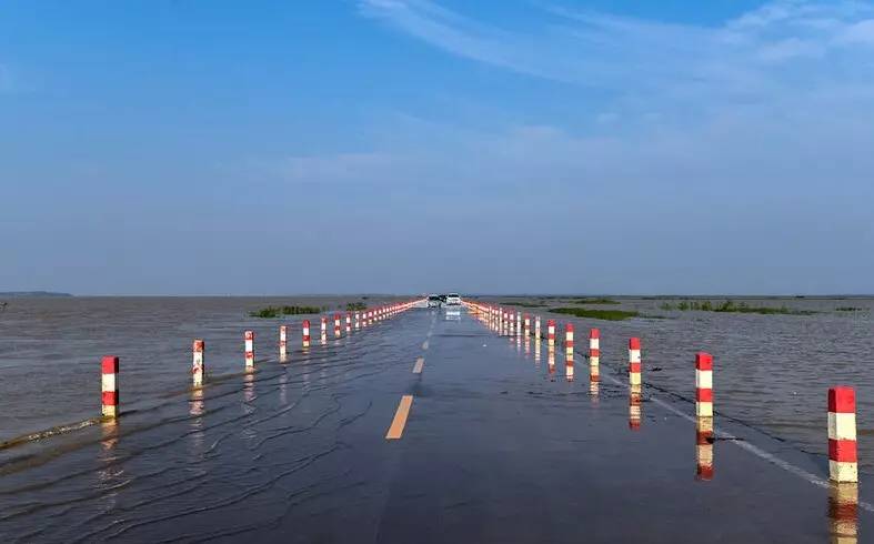 在平时 这条路是穿行在湖上岛间的绝美公路 湖水漫过永吴公路大湖池段