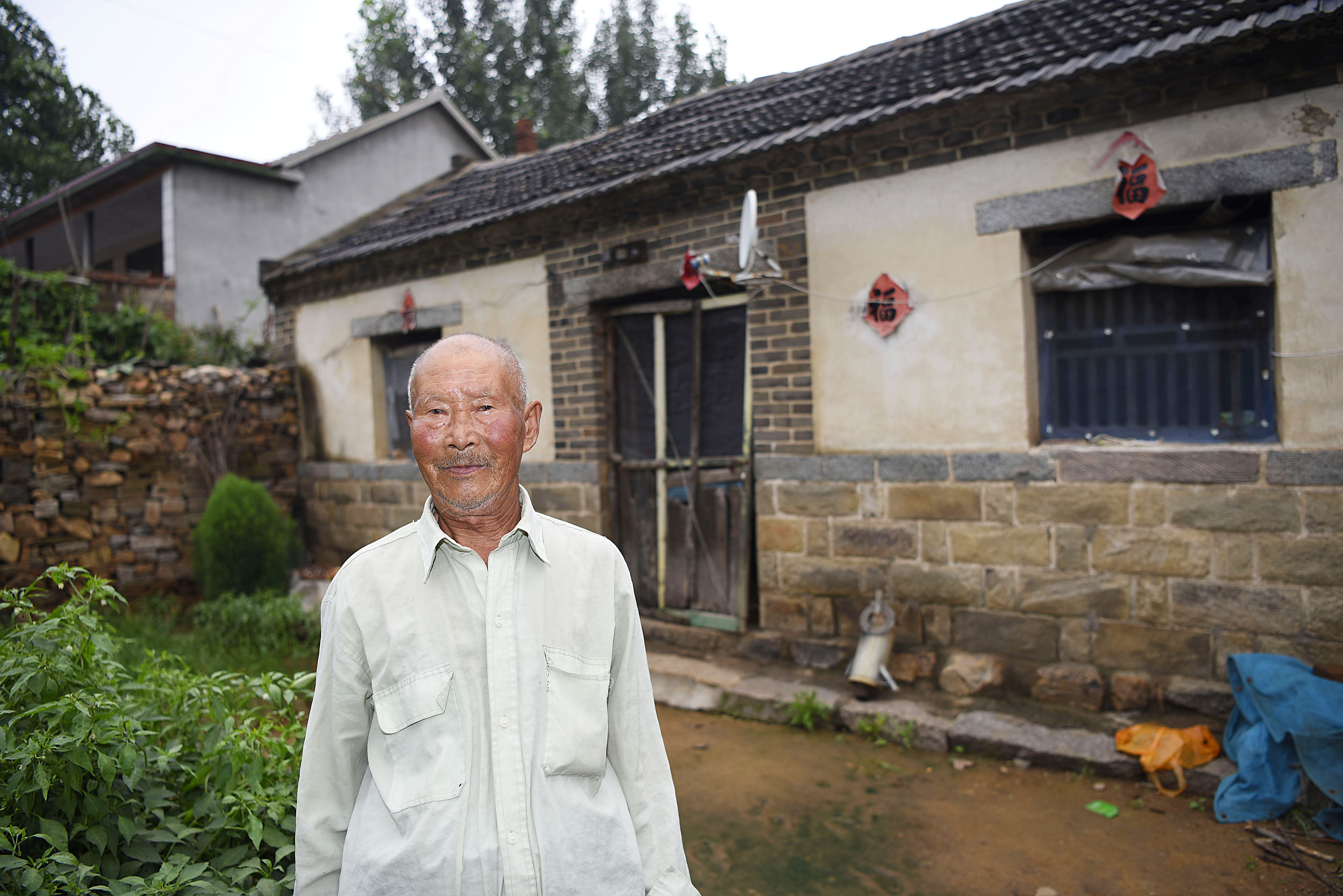 摆渡爱心食堂走进乡村孤寡老人吃上免费午餐