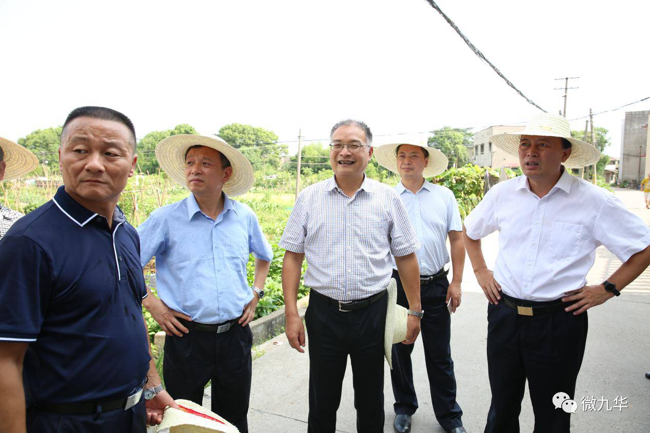 陈小山一行先后督查了二环线石码村段,赤马路,杉山农贸市场等地的创文