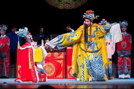 《汉宫秋》是一出历史爱情戏,写王昭君出塞和番事.
