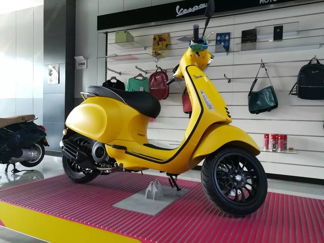 抢购"小黄人" · 2017 vespa 冲刺(sprint)哑光黄限量