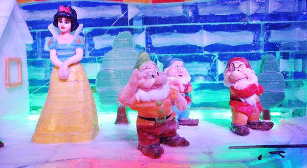 小猪佩奇 大白,白雪公主与七个小矮人 等等经典卡通角色 全部均以冰雕