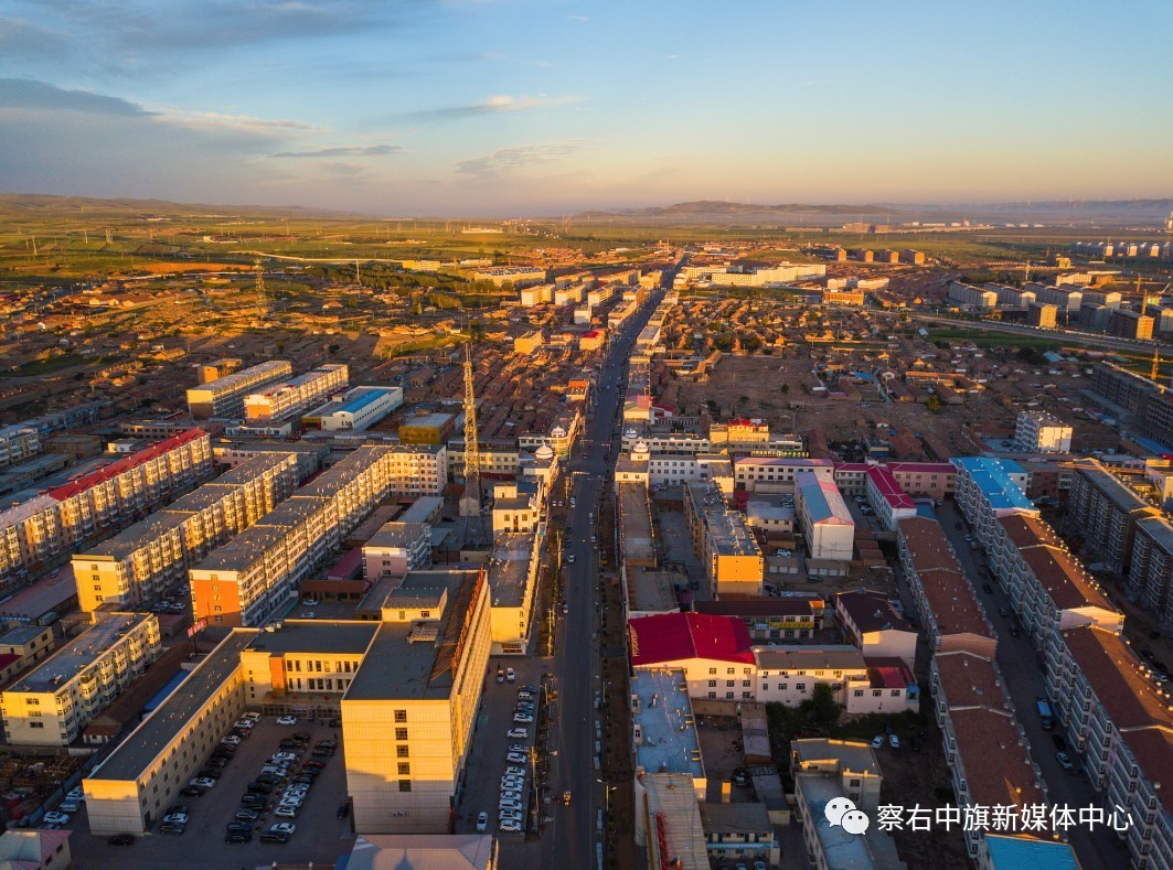 乌兰察布市察右中旗紧紧围绕"鲜花草原"这张名牌,对辉腾锡勒景区进行