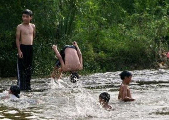 这一条小河既是村子里赖以生存的依附,又是很多农村人夏天游泳洗澡的