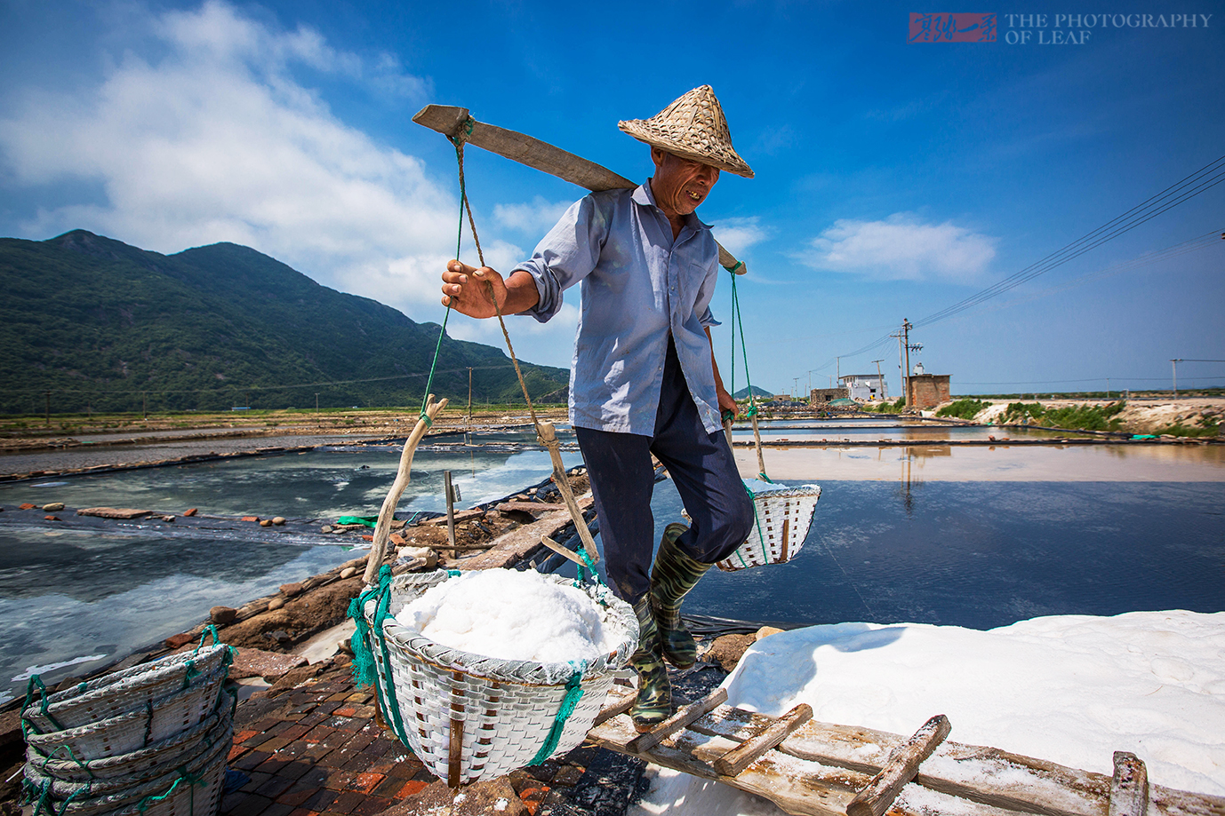 70岁老人 在海岛晒盐50年 坚守着浙江象山最后一个海盐场 玩美度假网