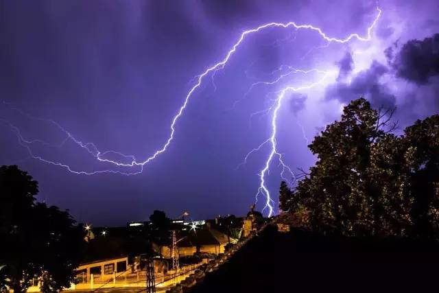 2天内广西5人遭雷劈,雷雨天千万不要这么做!