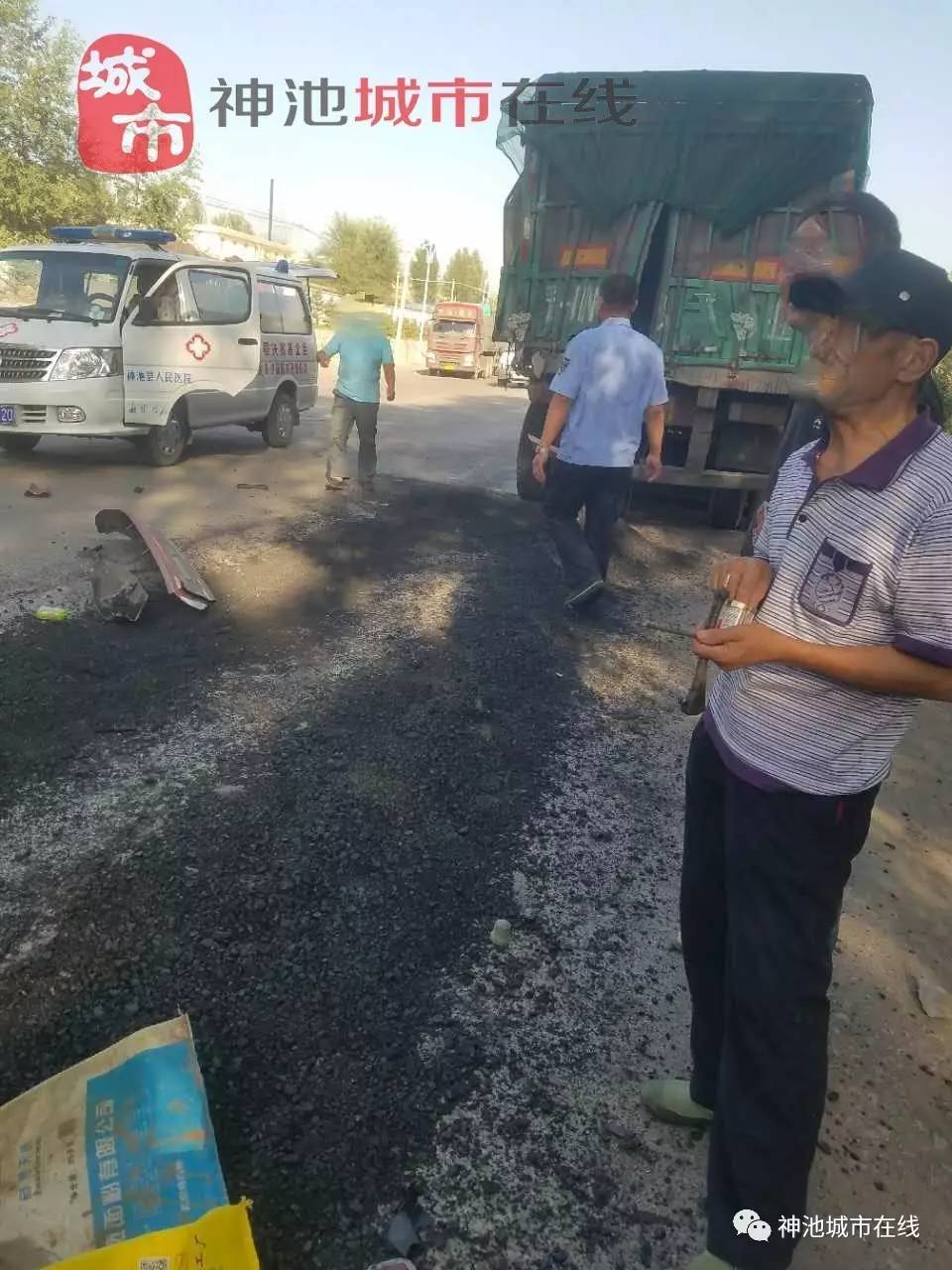 下午发生在神池贺职境内的一起交通事故,大车车头都撞扁了