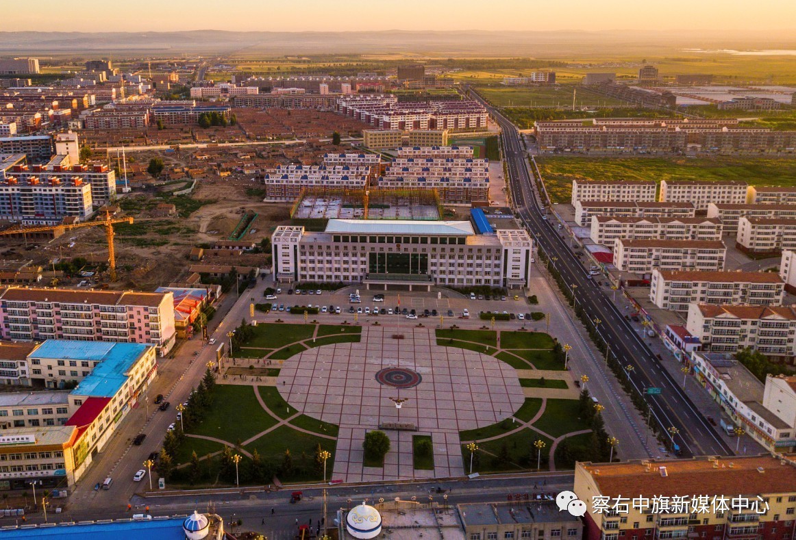 乌兰察布市察右中旗紧紧围绕"鲜花草原"这张名牌,对辉腾锡勒景区进行