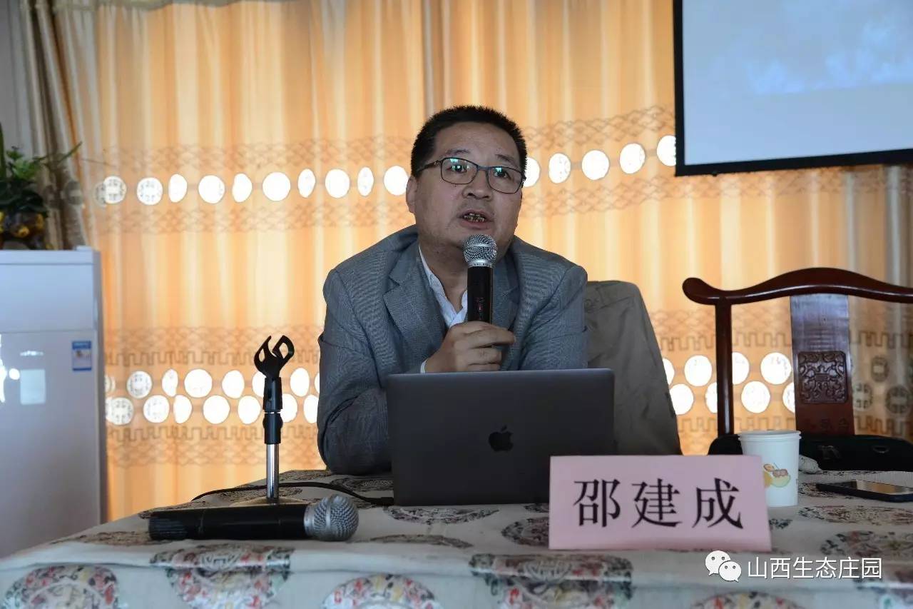 为学员佩戴浙江大学校徽山西省生态庄园经济协会会长罗利刚讲话浙江