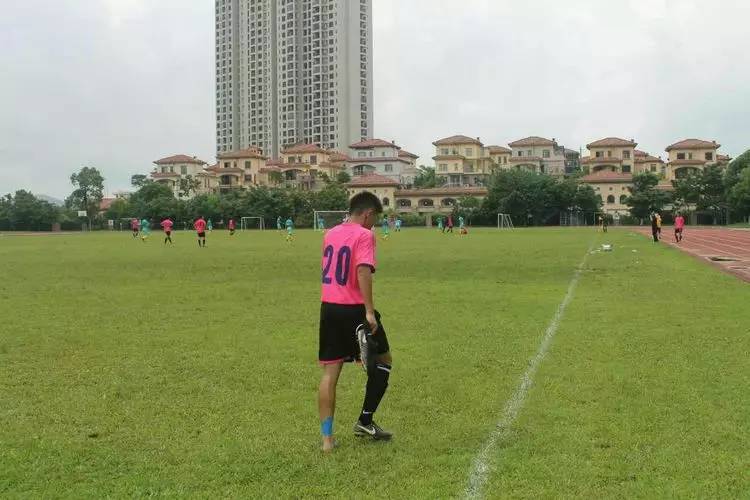 中后卫 费靖伟左后卫 梁浩鹏后卫 曾恺琦前腰 陈雨均前腰 莫超航前腰