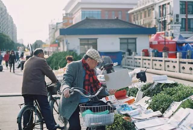 上海2002年出生人口_2002年上海旅游节开幕 万人通宵狂欢上海滩(2)