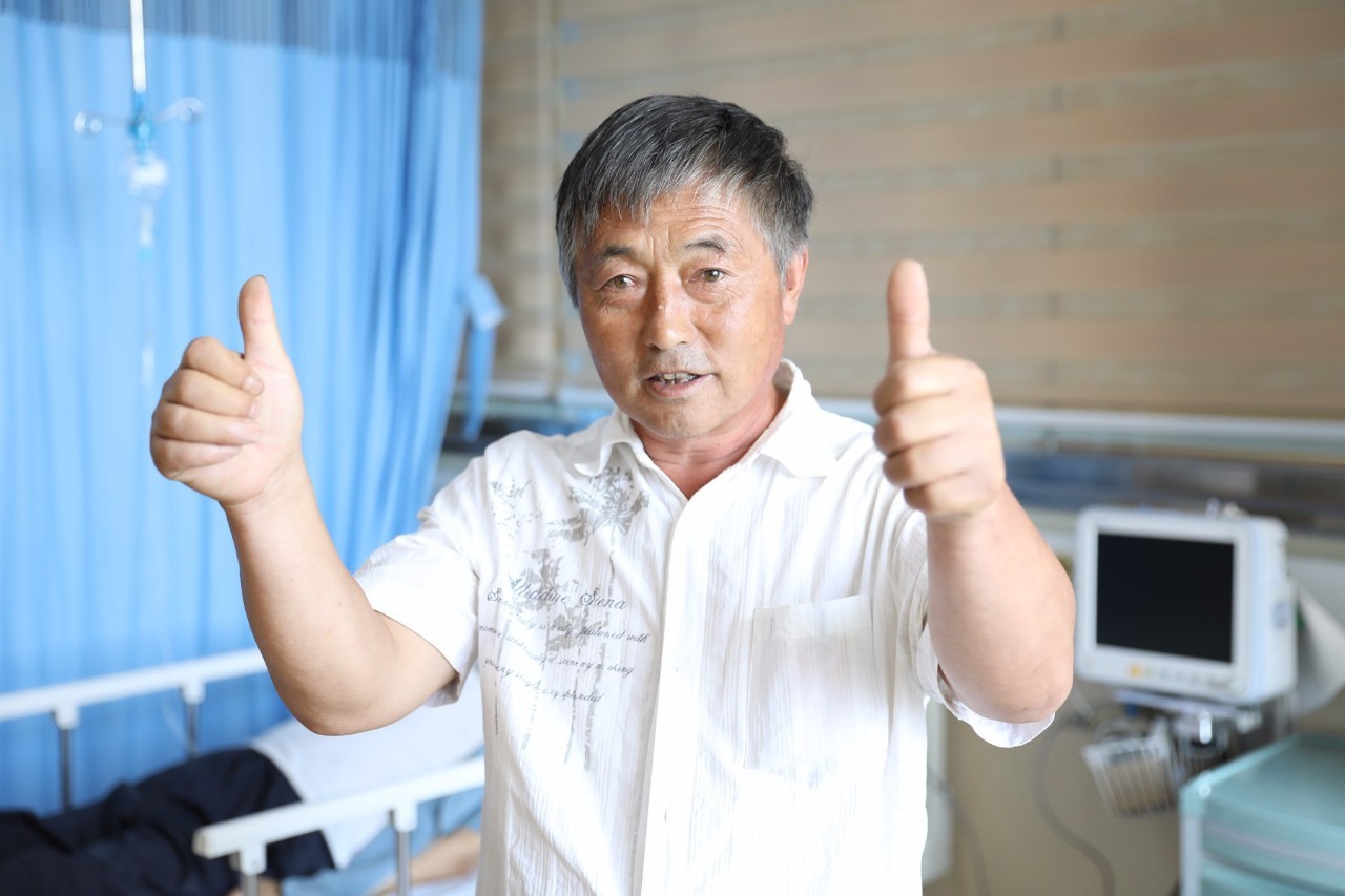 这位八十岁的老人向栖医人竖起了大拇指