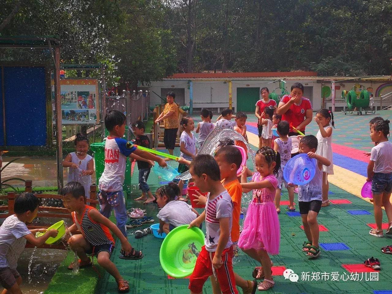 爱心幼儿园泼水节来啦!