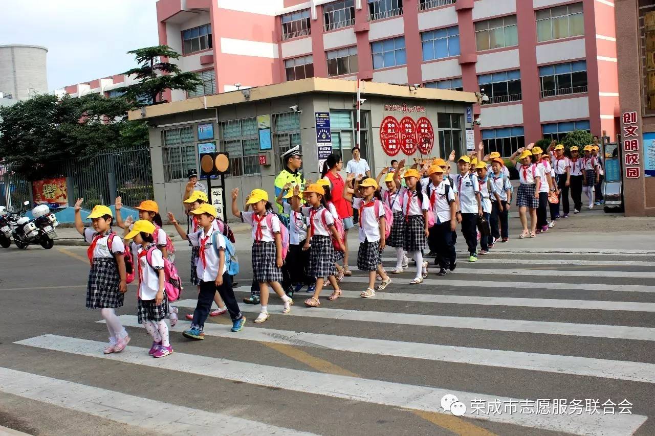 文明校园丨荣成中小学路队风景