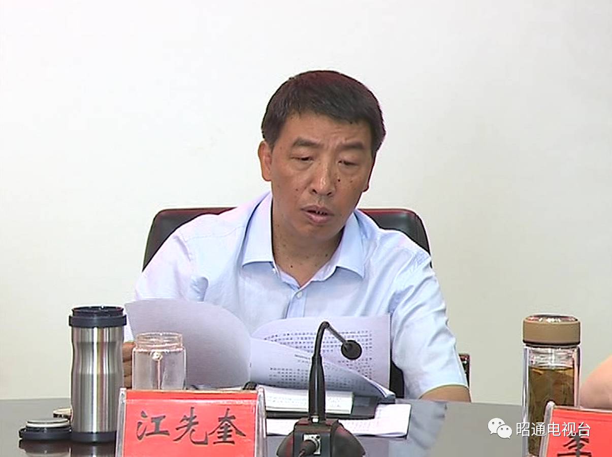 杨亚林在接访群众时强调用心用情做好信访工作依法依