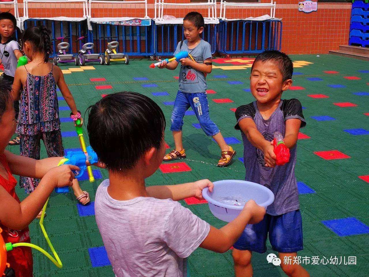 爱心幼儿园泼水节来啦!