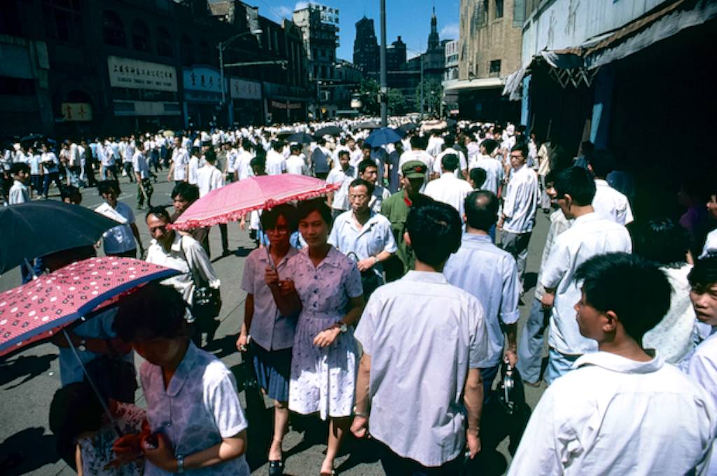 " 武汉闹市街头,人群中二位打遮阳伞穿裙子的女士