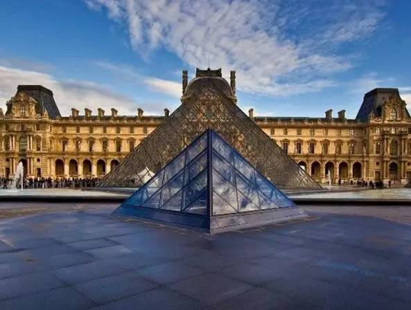 这座位于法国巴黎市中心塞纳河北岸的古老建筑,是法国文艺复兴时期最