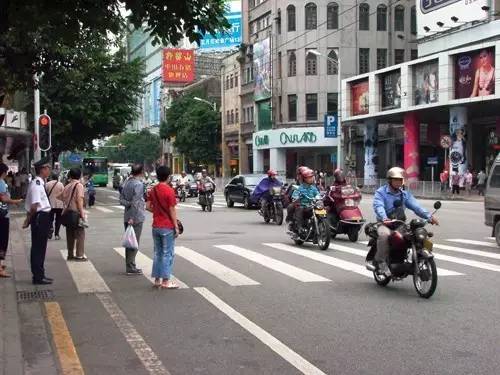 2005年摄 广州禁摩前摩托车行驶在中山五路上