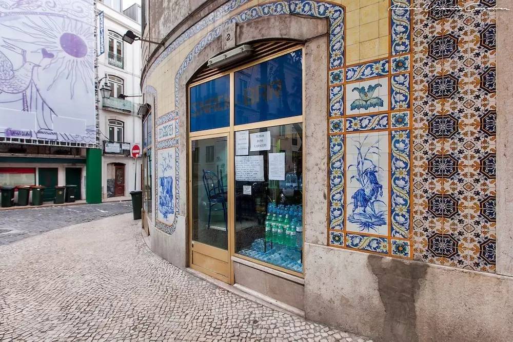 来到葡萄牙,你会发现整个国家就像是一个鲜活的瓷砖博物馆,无论是飞机
