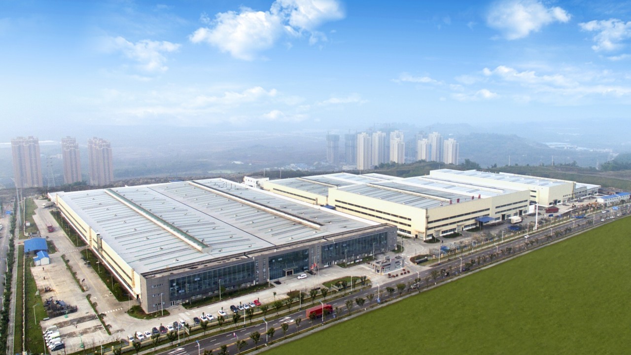 公司位于重庆市两江新区龙兴工业园内,业务以制造汽车底盘件,车身覆盖